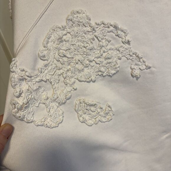 By Anthropologie Crochet Appliqué Pullover Sweatshirt Size XL Cream - Picture 4 of 8